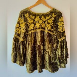 IVY JANE BOHO BELL SLEEVE OLIVE GREEN CRUSHED VELVET EMBROIDERED BLOUSE SZ S